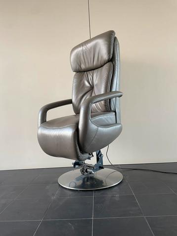 Luxe beige leren elektrische sta op stoel / relax fauteuil beschikbaar voor biedingen