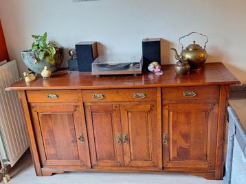 Houten dressoir met lades en deurtjes beschikbaar voor biedingen