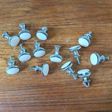 13 vintage antieke keramische meubelknoppen wit beschikbaar voor biedingen