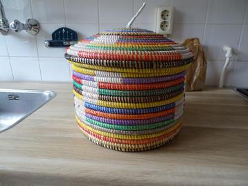 mand met deksel beschikbaar voor biedingen