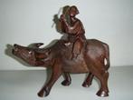Vintage gestoken waterbuffel met herder., Ophalen