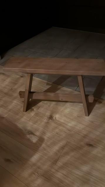 Leuk landelijk bankje beschikbaar voor biedingen