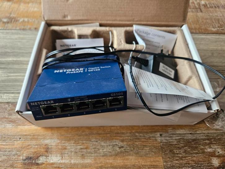 NETGEAR ProSAFE GS105 5-Poorts Gigabit Switch, Computers en Software, Netwerk switches, Zo goed als nieuw, Ophalen of Verzenden