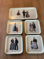 Villeroy & Boch klederdracht serie 4 bordjes en cakeschaal, Antiek en Kunst, Ophalen of Verzenden