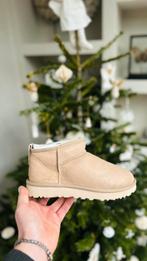 UGG Ultra Mini Sand, Kleding | Dames, UGG, Ophalen of Verzenden, Nieuw
