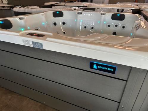 Royalty Spa In Nieuwstaat 5 persoons 2 ligplekken!, Tuin en Terras, Bubbelbaden en Hottubs, Zo goed als nieuw, Pomp, Ophalen