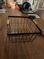 Zwarte ijzeren mand met houten handvatten, Huis en Inrichting, Woonaccessoires | Schalen en Manden, Overige materialen, Mand, Vierkant