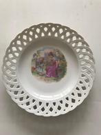 Oud opengewerkt bord porselein. Moeder en kind. Romantiek., Antiek en Kunst, Antiek | Wandborden en Tegels, Ophalen