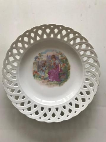 Oud opengewerkt bord porselein. Moeder en kind. Romantiek. beschikbaar voor biedingen