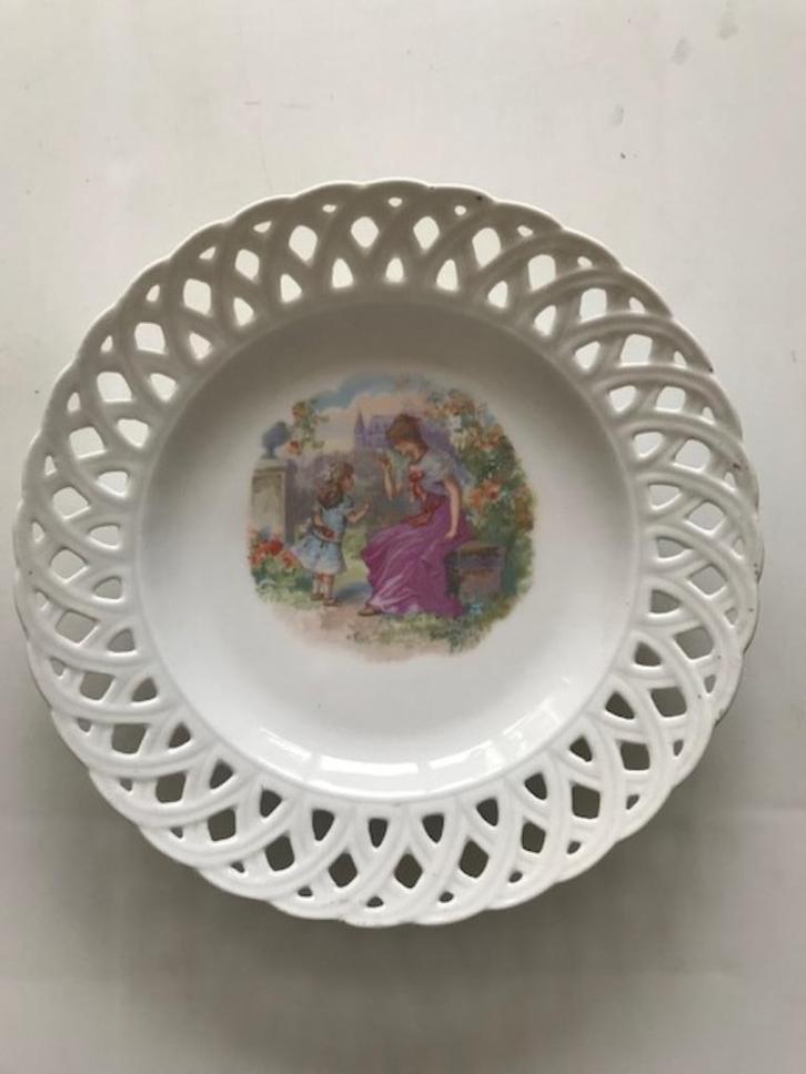 Oud opengewerkt bord porselein. Moeder en kind. Romantiek., Antiek en Kunst, Antiek | Wandborden en Tegels, Ophalen