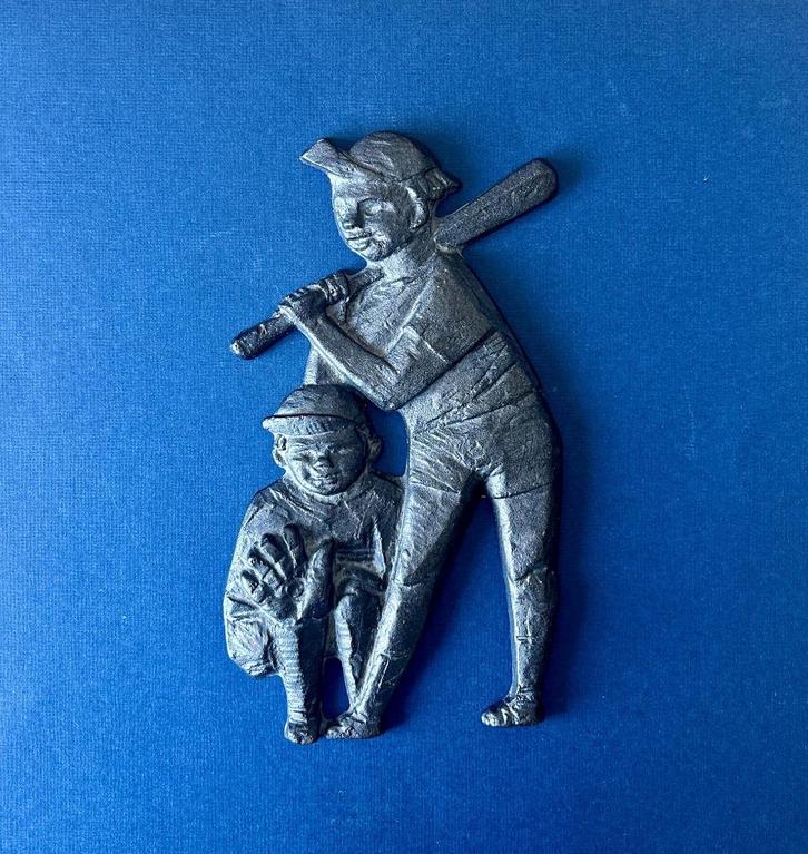 Vintage gietijzeren plaquette met honkballer, Antiek en Kunst, Curiosa en Brocante, Ophalen of Verzenden