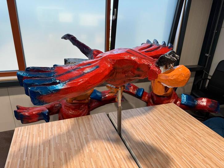 Carnavals Papegaai van Piepschuim - Vliegend!, Antiek en Kunst, Kunst | Beelden en Houtsnijwerken, Ophalen