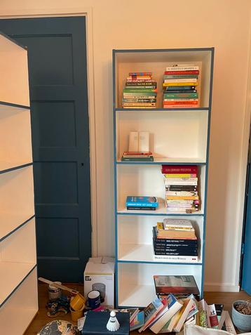 Boekenkast geverfd in scandinavische kleuren