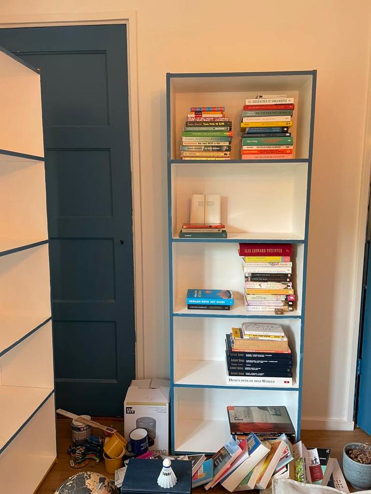 Boekenkast geverfd in scandinavische kleuren, Huis en Inrichting, Kasten | Boekenkasten, Zo goed als nieuw, 50 tot 100 cm, 150 tot 200 cm