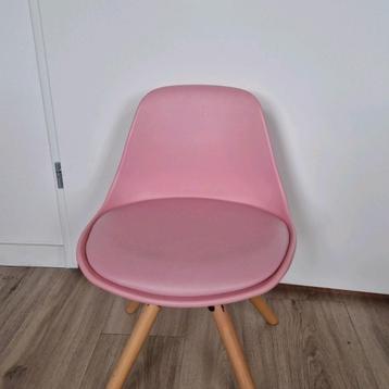 Roze stoeltje beschikbaar voor biedingen
