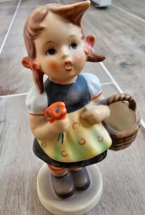 Goebel Hummel M.I. Sister 98/0, Verzamelen, Beelden en Beeldjes, Zo goed als nieuw, Hummel, Ophalen of Verzenden