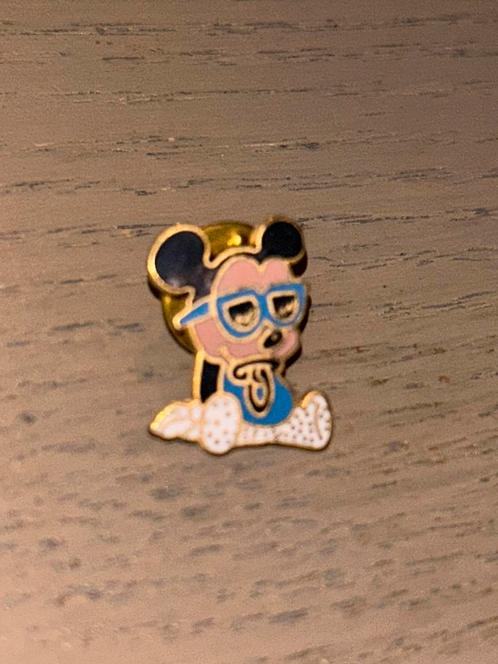 Baby mickey mouse 1, Verzamelen, Speldjes, Pins en Buttons, Zo goed als nieuw, Speldje of Pin, Overige onderwerpen, Ophalen of Verzenden