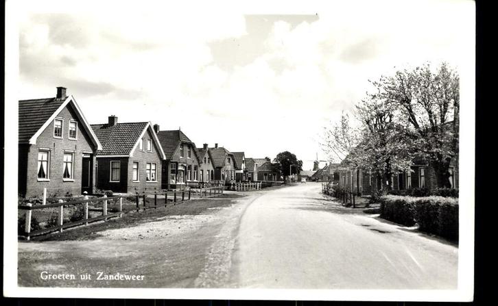 Zandeweer (Gr.), Straatgezicht met zicht op molen, 1964, Verzamelen, Ansichtkaarten | Nederland, Gelopen, Groningen, 1960 tot 1980