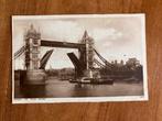 Londen - Raderboot vaart onder de Tower Bridge, Verzamelen, Ophalen of Verzenden, Gebruikt, Motorboot, Kaart, Foto of Prent