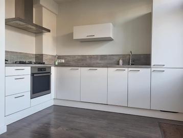 Mooie hoek keuken. 9 jaar oud.  beschikbaar voor biedingen