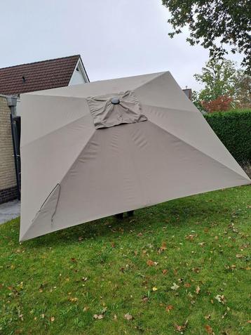 Parasol 350*350 beschikbaar voor biedingen