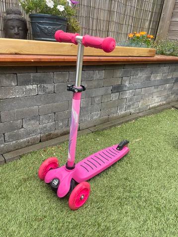 Leuke meisjes step met lichtgevende wielen! beschikbaar voor biedingen