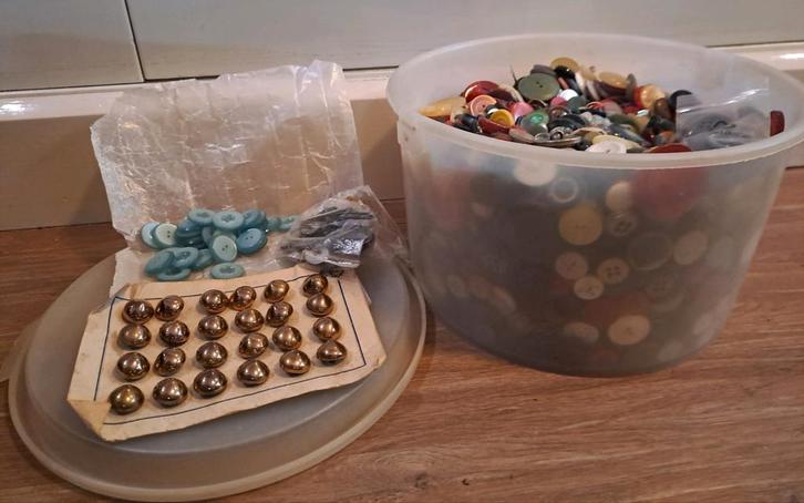 Vintage Knopen Collectie Grote Bak Vol, Hobby en Vrije tijd, Naaien en Fournituren, Gebruikt, Knoop of Knopen, Ophalen of Verzenden