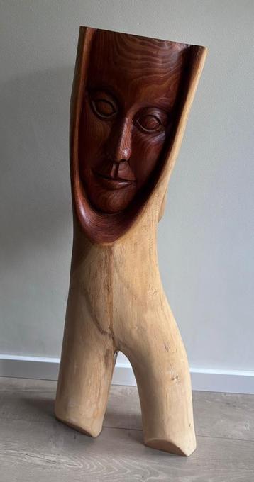 Houten sculptuur. beschikbaar voor biedingen