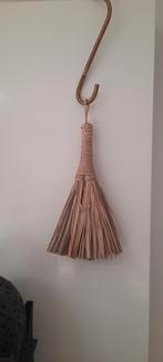 Decoratieve bezem van raffia, Antiek en Kunst, Ophalen of Verzenden