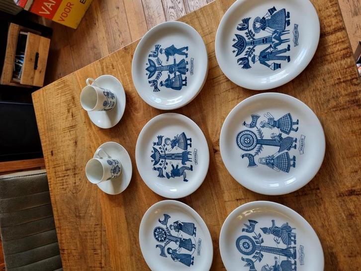 Petrus regout klederdracht bordjes en kop en schotel, Antiek en Kunst, Antiek | Servies los, Ophalen of Verzenden