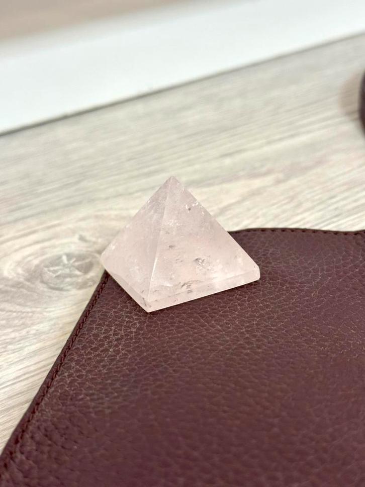 Rozenkwarts piramide steen, Verzamelen, Mineralen en Fossielen, Ophalen of Verzenden
