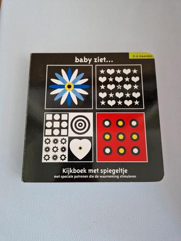 Baby ziet kijkboek met spiegeltje beschikbaar voor biedingen
