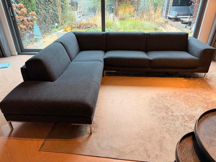 Design on stock - Aikon - hoekbank - zwart, Huis en Inrichting, Banken | Complete zithoeken, Zo goed als nieuw, Stof, Ophalen
