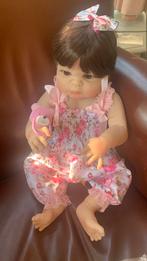 Nieuwe levensechte babypop met  kleding en assesoires, Ophalen of Verzenden, Nieuw, Babypop
