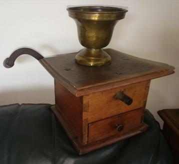 Grote antieke koffiemolen, winkelmodel. beschikbaar voor biedingen