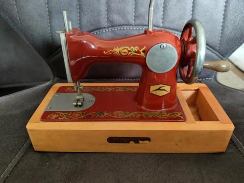 Vintage Naaimachine voor kinderen gemaakt in USSR uit 1970, Antiek en Kunst, Antiek | Naaimachines, Ophalen of Verzenden