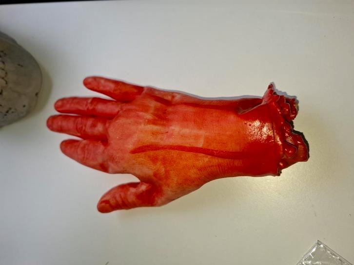Halloween Afgehakte Hand - Realistisch!, Hobby en Vrije tijd, Feestartikelen, Nieuw, Fopartikel, Halloween of Griezel, Ophalen of Verzenden
