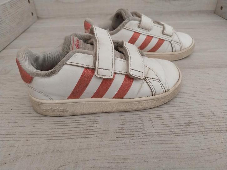 Adidas witte sneakers met roze glitterstrepen maat 26, Kinderen en Baby's, Kinderkleding | Schoenen en Sokken, Gebruikt, Schoenen