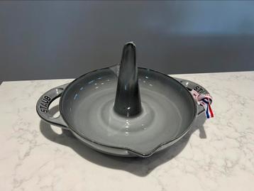 Nieuwe Staub gevogelte standaard voor de BBQ of oven beschikbaar voor biedingen