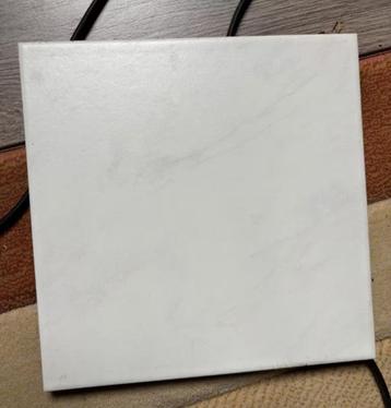 Nieuwe witte marmerlook tegels – 20x20 cm – meerdere dozen  beschikbaar voor biedingen