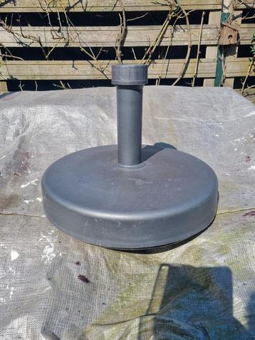 *** 2 x LICHT GEWICHTE PARASOL VOETEN *** beschikbaar voor biedingen
