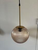 Hanglamp bolvormig roze glas met goudkleurig detail, Huis en Inrichting, Lampen | Hanglampen, Ophalen of Verzenden, Zo goed als nieuw
