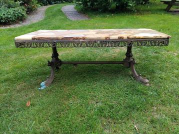 Salontafel met marmeren blad en koperen onderstel beschikbaar voor biedingen