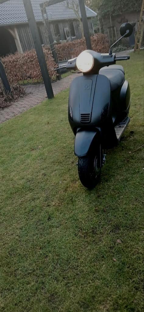 Agm vx50 met geel kenteken, Fietsen en Brommers, Snorfietsen en Snorscooters, Zo goed als nieuw, Overige merken, Benzine, Ophalen