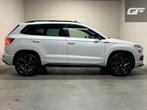 Skoda Karoq 1.5 TSI Sportline Pano Leer Carton Virtual Sfeer, Auto's, 4 cilinders, Wit, Bedrijf, 690 kg