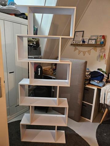 Nette boeken / show kast wit beschikbaar voor biedingen