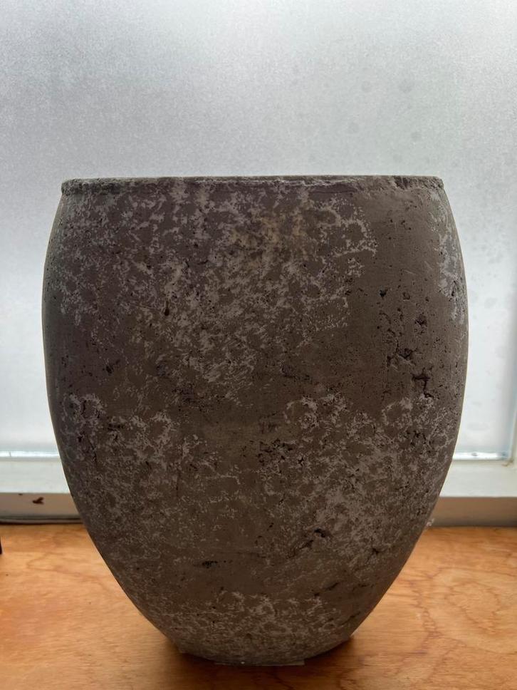 Betonnen bloempot - Robuuste uitstraling, Tuin en Terras, Bloempotten, Gebruikt, Beton, Binnen, Minder dan 40 cm, Minder dan 25 cm