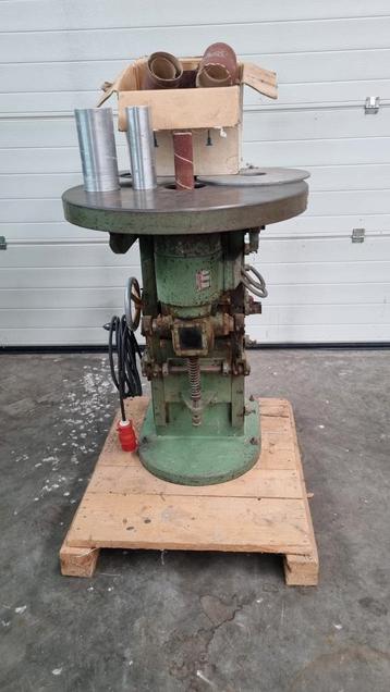Grote spindelschuurmachine beschikbaar voor biedingen