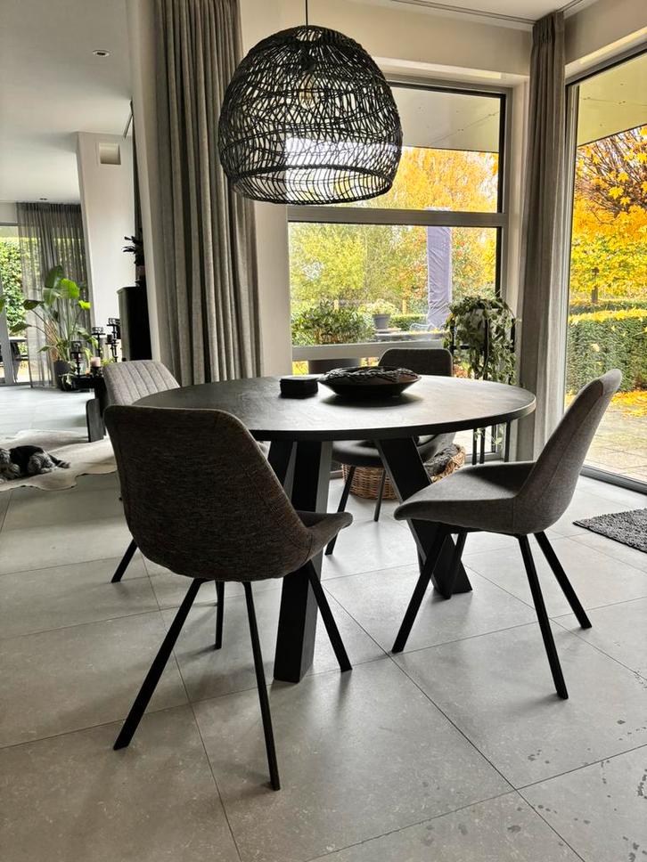 Eettafel rond massief hout met vier stoelen grijs, Huis en Inrichting, Complete eetkamers, Zo goed als nieuw, 4 tot 6 stoelen