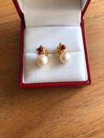 18 karaat oorbellen parels met robijn, Ophalen of Verzenden, Zo goed als nieuw, Goud